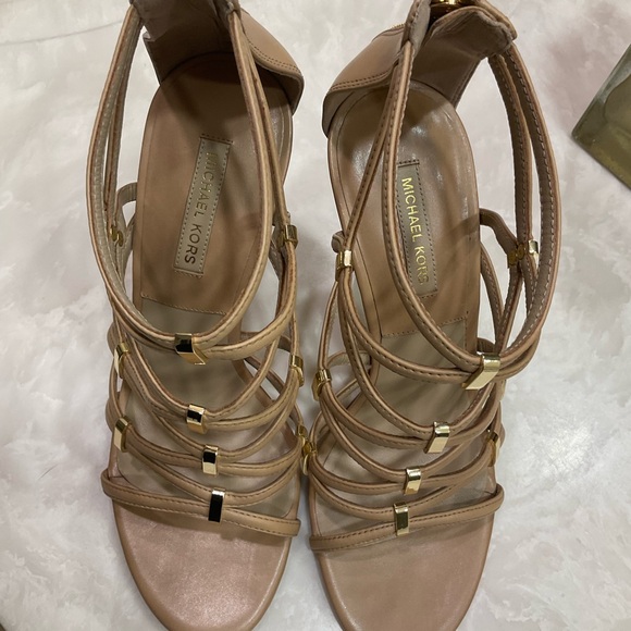 Michael Kors Charlene Strappy Sandals in Nude Leather w/ gold detail Sz 8 / 38.5 - Picture 9 of 15